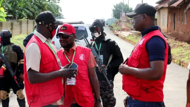 Ndị ọrụ nchekwa gụnyere ndị uweojii na EFCC na-elegharị anya dịka a na-atụ vootu n'Ekiti Steeti