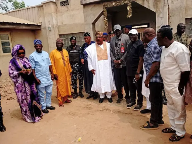 Igbakeji gomina ipinlẹ Kwara lasiko to ṣe abẹwo si ilu Koro