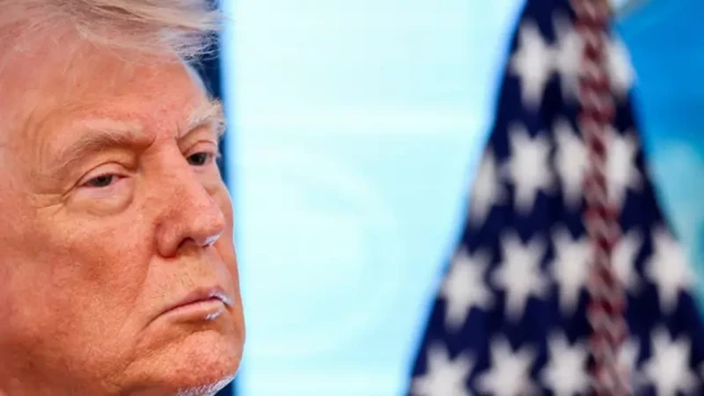 Лицо Трампа крупным планом на фоне детали американского флага