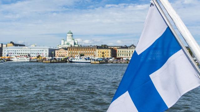 Bandeira da FInlândia e vista de Helsinque
