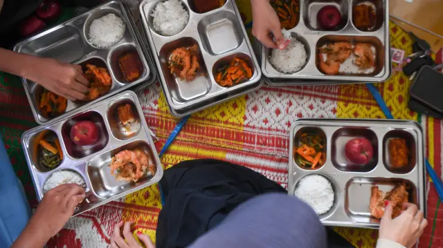 Sejumlah siswa menyantap menu makan bergizi gratis (MBG) di SMA Negeri 1 Desa Cot Kumbang, Kecamatan Baktiya, Aceh Utara, Aceh, Rabu (28/1/2026).