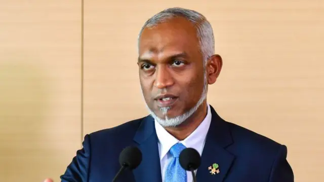 மாலத்தீவு ஒரு சிறிய தீவு நாடு