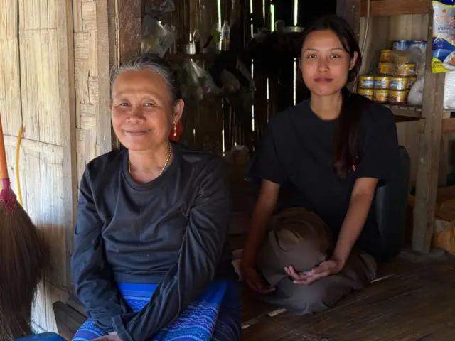 นางหน่อ แปะ ผู้ที่อาศัยอยู่บ้านเรือแพริมสาละวิน และลูกสาว