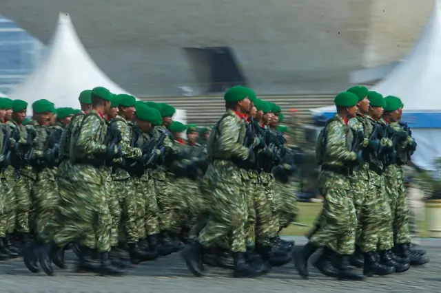 Pasukan tentara berbaris saat Parade Peringatan 80 Tahun Tentara Nasional Indonesia di Kompleks Monumen Nasional di Jakarta, Indonesia, pada 5 Oktober 2025. Tema perayaan 80 tahun Tentara Nasional Indonesia adalah ''TNI Prima, TNI Rakyat, Indonesia Maju'' (Tentara Nasional Indonesia yang Unggul, Tentara Nasional Rakyat, Indonesia Maju). 
