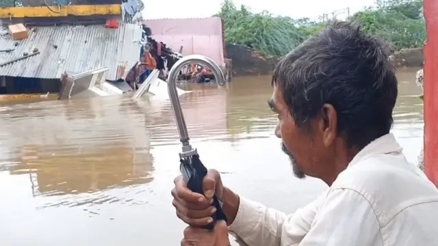 વરસાદના કારણે ઘણાં સ્થળોએ જળબંબાકારની સ્થિતિ સર્જાઈ હતી