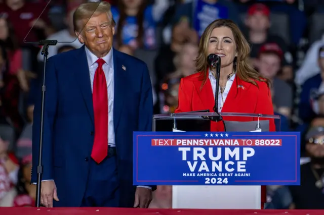 डोनाल्ड ट्रंप (बाएं) और प्यूर्टो रिको की शैडो सीनेटर ज़ोरैदा बक्सो