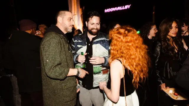 Компьютердик инженерлер актёрлор менен баарлашып жаткан учуру