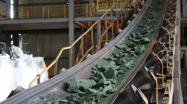One conveyor belt dey move raw cobalt for processing for di Etoile mine for di Democratic Republic of Congo