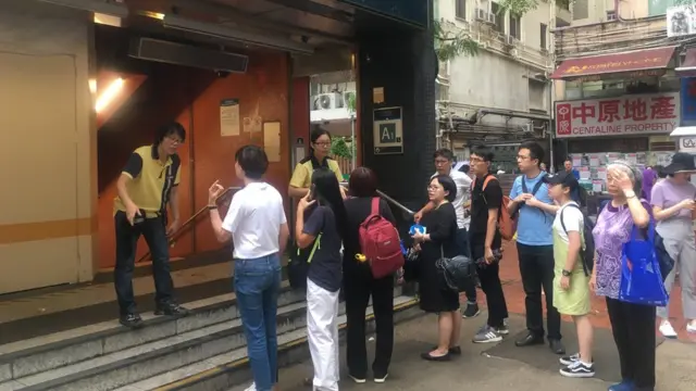 部份地铁服务暂停，一些乘客向职员查询临时交通安排。