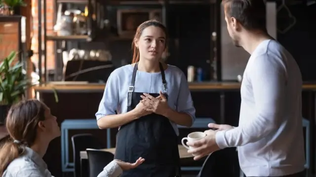 전문가들은 고객들이 서비스직 종사자들에게 팬데믹 관련 스트레스를 푼다고 진단한다