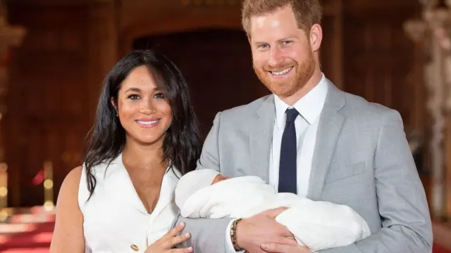 Duques de Sussex com seu bebê