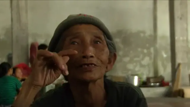 Ketut Sari habla con la BBC desde un refugio.