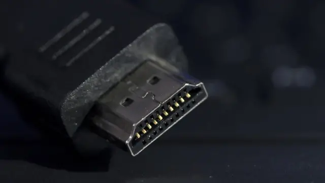 Um cabo HDMI que mais parece um rosto assustador