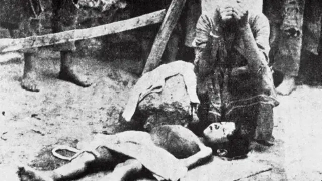 Una madre se agarra el rostro con las manos junto al cadáver de su hija