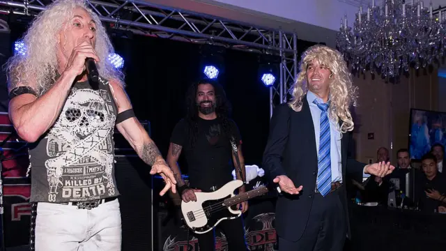 Cantante Dee Snider junto a Eric Trump en el escenario, en 2014.