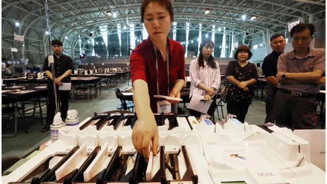 12일 서대문구 개표소에서 선거관리위원회 관계자들이 투표지 분류기를 점검하고 있다