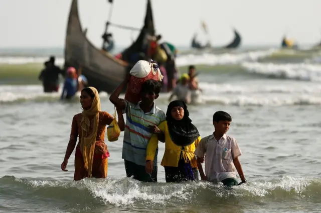 Rohingyas llegando de Myanmar a Bangladesh en barco, por el golfo de Bengala.