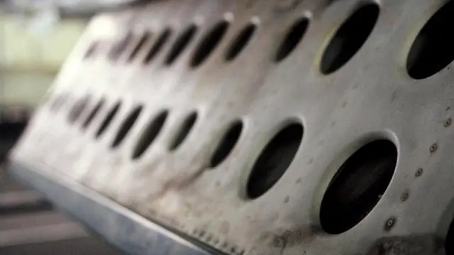 Каждый квадратный сантиметр самолета тщательно обследуют, прежде чем он снова сможет подняться в небо