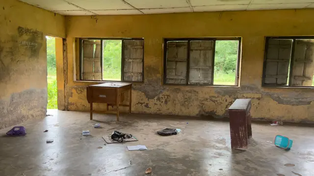 Ime otu ụlọakwụkwọ a gbara ọsọ na ya, ụfọdụ akwụkwọ tụgbọrọ n'ala ya ebe akpa akwụkwọ gbasara n'ala