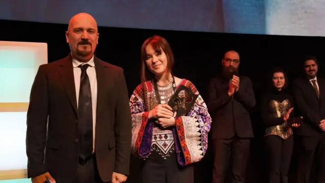 مهرداد اسکویی و ثریا بعد از دریافت جایزه ایدفا