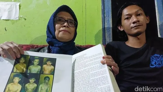 Saka Tatal (kanan) didampingi kuasa hukumnya, Titin Prialanti