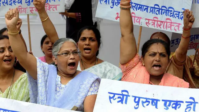 सरकारचं म्हणणं हे आहे की घटनेत असलेल्या प्रक्रिया पूर्ण करुनच हे आरक्षण प्रत्यक्षात आणणं योग्य ठरेल.