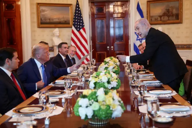 İsrail Başbakanı Binyamin Netanyahu, Nobel Ödül Komitesi'ne gönderdiği mektubun kopyasını ABD Başkanı Donald Trump'a verdi