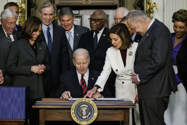 သမ္မတဘိုင်ဒင် လက်ထက် လွှတ်တော်က အတည်ပြုပြီး သမ္မတလည်း လက်မှတ်ထိုးခဲ့တဲ့ အမျိုးသား ကာကွယ်ရေး ဥပဒေထဲ ဘားမားအက်ကို ထည့်သွင်း ပေါင်းစပ်ထား