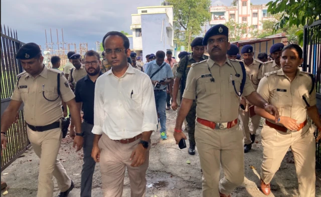 पुलिस अधीक्षक जितेंद्र कुमार और ज़िलाधिकारी रवि प्रकाश