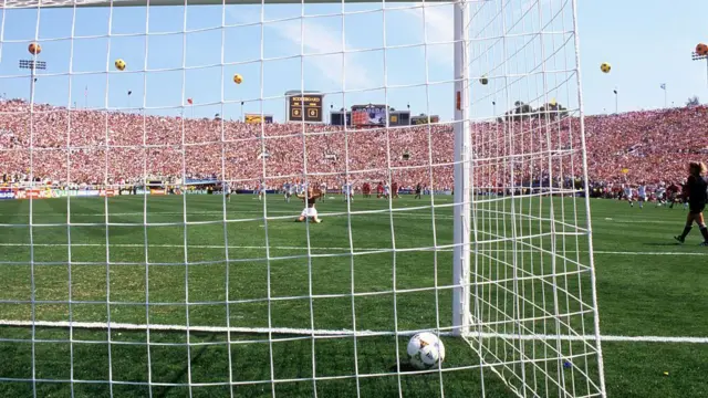 Brandi Chastain enlève son maillot après avoir marqué le but gagnant sur un tir de pénalité pendant le match