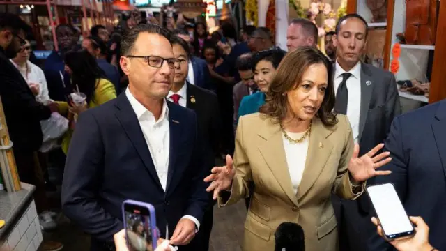 La vicepresidenta Kamala Harris y el gobernador de Pensilvania Josh Shapiro.