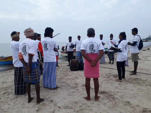 கடலோர மீனவர் வலைகளில் சிக்கும் திமிங்கிலம் போன்ற ஆழ்கடல் உயிரிகள்