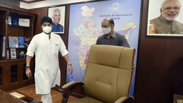 সদ্যই দায়িত্ব নিয়েছেন ভারতের বিমান পরিবহন মন্ত্রী জ্যোতিরাদিত্য সিন্ধিয়া