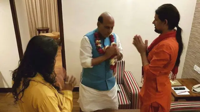 ભાજપના નેતા અને કેન્દ્રીય રક્ષામંત્રી રાજનાથ સિંહ સાથે આનંદગિરિ