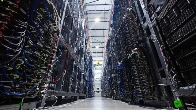 Cabos e servidores em um data center