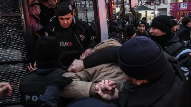 Sert bir şekilde gözaltına alınan bir kişi