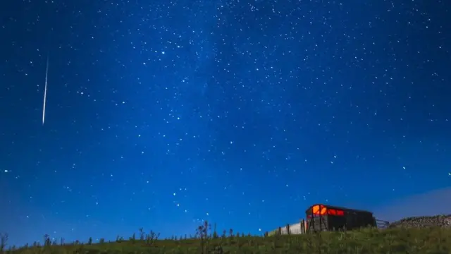 उत्कापात भएको रात्रिकालीन आकाश