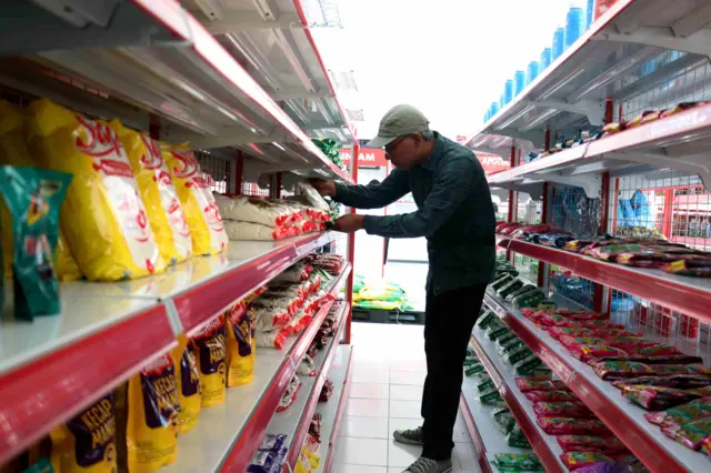Warga berbelanja produk sembako saat ujicoba operasional di Koperasi Desa Merah Putih (KDMP) Desa Pasirharjo Kecamatan Talun, Blitar, Jawa Timur, Selasa (2/6/2026). Dinas koperasi dan UKM setempat menyatakan, dari target pembangunan 248 gerai KDMP di wilayahnya, saat ini terdapat 196 gerai yang sudah selesai tahap pembangunannya dan 72 diantaranya sudah diresmikan, namun hanya masih satu gerai KDMP yang melakukan Ujicoba operasional, sedangkan 13 gerai lainya masih tahap persiapan operasional.