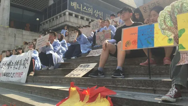 (캡션) 학생들은 상자 등을 이용해 다양한 피켓을 준비해 왔다