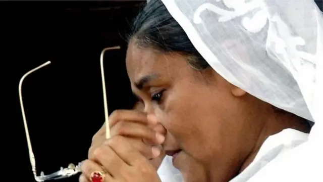 হামলায় অল্পের জন্যে বেঁচে যান আওয়ামী লীগের নেত্রী ও বর্তমান প্রধানমন্ত্রী শেখ হাসিনা।