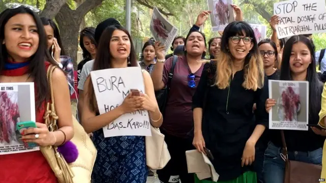 హోలీ, విద్యార్థినులు