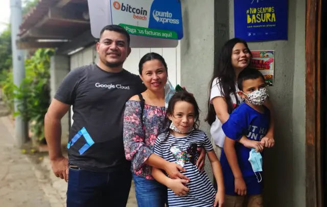 Darwin Otero y su familia junto al cajero de El Zonte