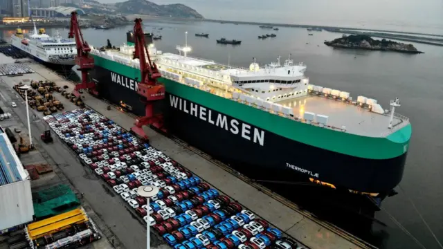 যুক্তরাজ্যে রপ্তানির জন্য চীনের একটি বন্দরে অপেক্ষা করছে নতুন গাড়ি।