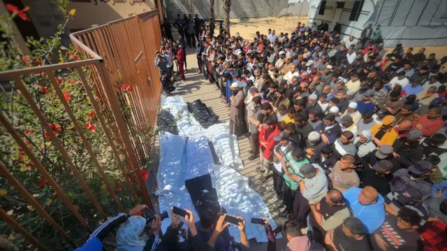 فلسطينيون يشاركون في تشييع جثامين قتلى في الحرب في غزة