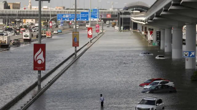 अधिकारीहरूले थप चट्याङ, ठूलो वर्षा र शक्तिशाली हुरीको पूर्वानुमान रहेको भन्दै चेतावनी दिएका छन्