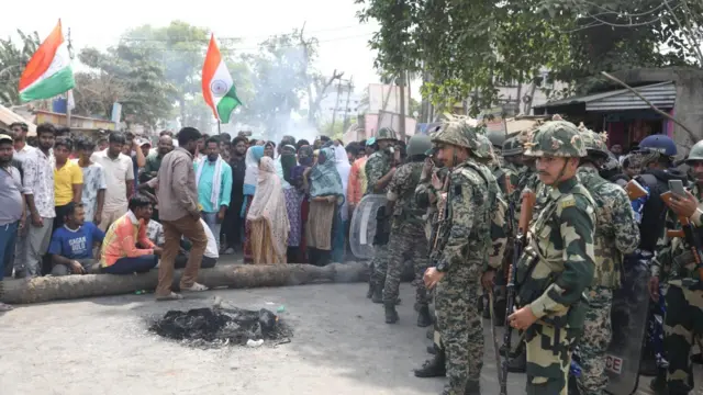 মালাদা জেলায় রাস্তায় গাছের গুঁড়ি ফেলে, টায়ার জ্বালিয়ে চলছে বিক্ষোভ
