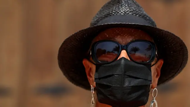 ஐக்கிய அரபு எமிரேட் நாடுகளில் - சுற்றுலா பயணிகள் மாஸ்க் அணிந்துள்ளனர்