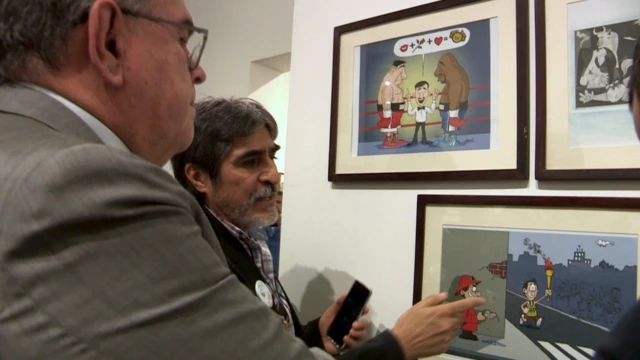 زوار المعرض أمام لوحات