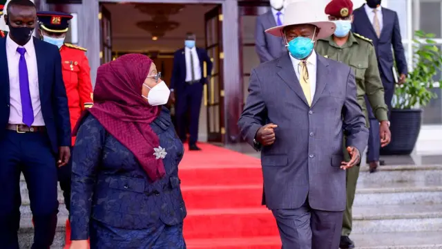 Perezida wa Tanzania Samia Suluhu Hassan na Perezida wa Uganda Yoweri Museveni, i Kampala, tariki 11/04/2021