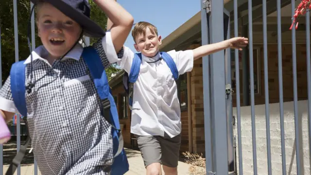 Дети радостно покидают школу